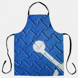 Persoon met een wielketting op een paars wegdek schort