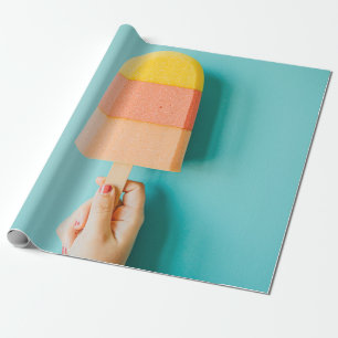 Persoon met geel en bruin ijsijs cadeaupapier