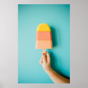 Persoon met geel en bruin ijsijs poster