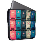 Persoon met gekleurde zakken laptop sleeve (Voorkant Rechts)