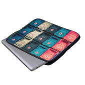 Persoon met gekleurde zakken laptop sleeve (Voorkant onderkant)