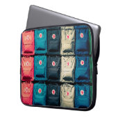 Persoon met gekleurde zakken laptop sleeve (Voorkant Links)