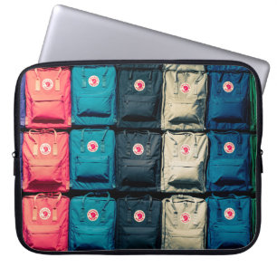 Persoon met gekleurde zakken laptop sleeve