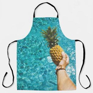 Persoon met gele ananas schort