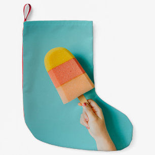 Persoon met gele en roze paprika kleine kerstsok