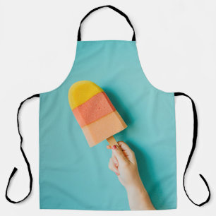 Persoon met gele en roze paprika schort