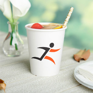 Persoon met ontwerp papieren bekers