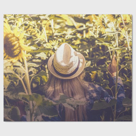 Persoon met wit pet naast zonnebloempitten cadeaupapier (Vlak)