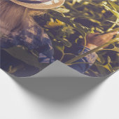 Persoon met wit pet naast zonnebloempitten cadeaupapier (Hoek)