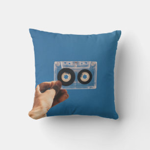 Persoon met witte en zwarte cassette band kussen