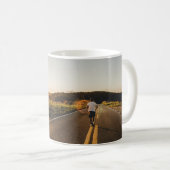 Persoon onderweg in de ochtend koffiemok (Voorkant rechts)