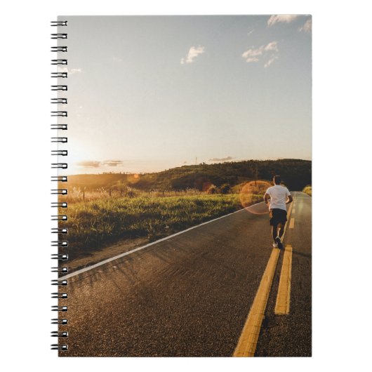 Persoon onderweg in de ochtend notitieboek (Voorkant)