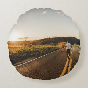 Persoon onderweg in de ochtend rond kussen