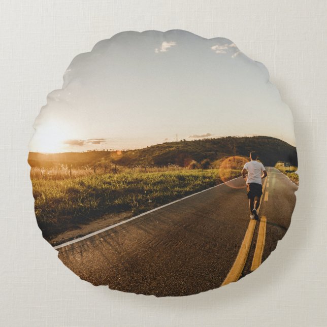 Persoon onderweg in de ochtend rond kussen (Voorkant)