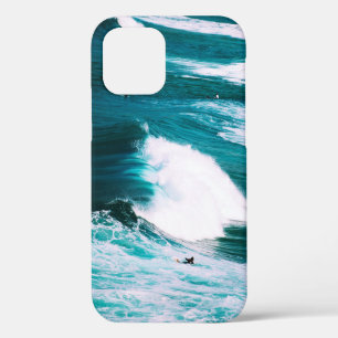 Persoon op surfplank met oceaangolven iPhone 12 hoesje
