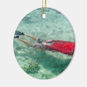 Persoon snorkelt in helder water keramisch ornament (Links)