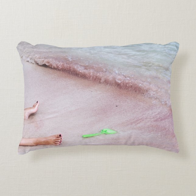 Persoon voet naast groene schop op zee accent kussen (Voorkant)
