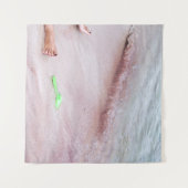 Persoon voet naast groene schop op zee wandkleed (Voorkant (horizontaal))