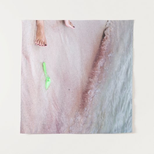 Persoon voet naast groene schop op zee wandkleed (Voorkant (horizontaal))