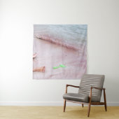 Persoon voet naast groene schop op zee wandkleed (In situ)