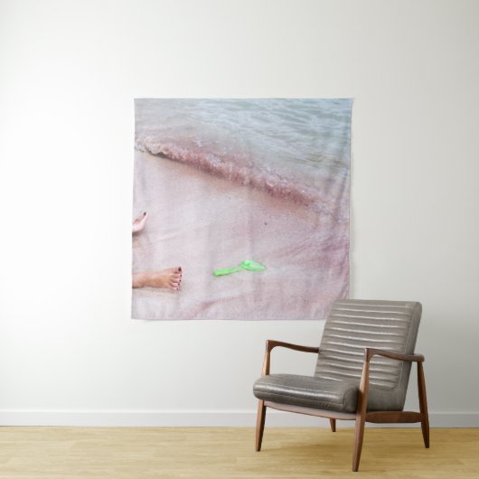 Persoon voet naast groene schop op zee wandkleed (In situ)