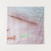 Persoon voet naast groene schop op zee wandkleed (Voorkant)