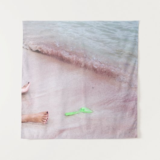 Persoon voet naast groene schop op zee wandkleed (Voorkant)