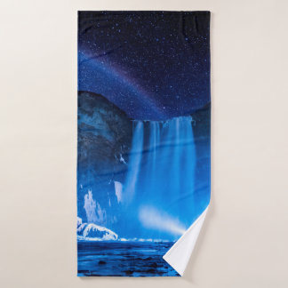 PERSOON VOOR WATERFALLEN TIJDENS DE NACHTTIJD BADHANDDOEK