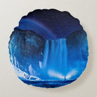 PERSOON VOOR WATERFALLEN TIJDENS DE NACHTTIJD ROND KUSSEN