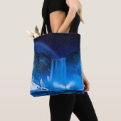 PERSOON VOOR WATERFALLEN TIJDENS DE NACHTTIJD TOTE BAG (Dichtbij)