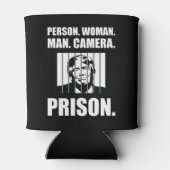 Persoon. Vrouw. Man. Camera. Gevangenis. Blikjeskoeler (Achterkant)