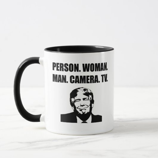 Persoon. Vrouw. Man. Camera. TV. Anti-Trump Mok (Links)