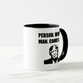 Persoon. Vrouw. Man. Camera. TV. Anti-Trump Mok (Voorkant rechts)