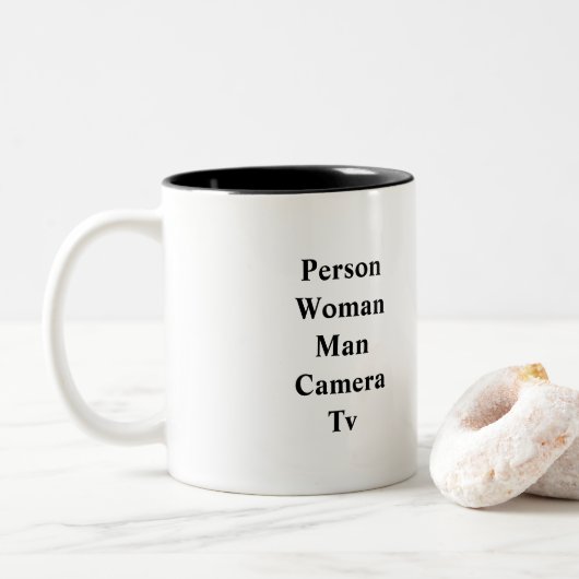 Persoon vrouw man camera tv Trump citeert grappig  Tweekleurige Koffiemok (Met donut)