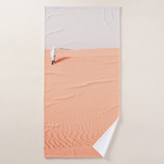 PERSOON WALKING ON DESERT BADHANDDOEK
