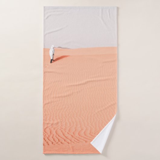 PERSOON WALKING ON DESERT BADHANDDOEK (Badhanddoek)