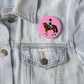 Persoonlijk accessoire voor paard en ruiter in dre ronde button 5,7 cm (In situ)