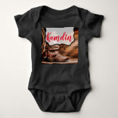 Persoonlijk babybody's met cowboylaarzen en schuur romper (Voorkant)