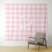 Persoonlijk babyroze geruit monogram wandkleed (In Situ (horizontaal))