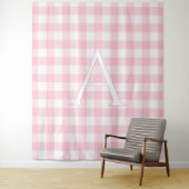 Persoonlijk babyroze geruit monogram wandkleed (In situ)