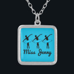 Persoonlijk blauw Ballerina Dance Teacher Ketting<br><div class="desc">Het ketting heeft een originele balletafbeelding van een gedempte ballerina in een blauwe tu. Perfect als vakantie- of overweging-cadeau voor je favoriete ballerina,  dansliefhebber of dansleraar! Eenvoudig personaliseer met de naam van de ontvanger.</div>