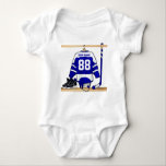 Persoonlijk blauw en wit ijs Hockey Jersey Romper<br><div class="desc">Een gepersonaliseerde ijshockey-trui in blauw en wit die in een sportkleedkamer hangt met een helm, een ijsje en een ijshockeystick. De truc kan volledig worden aangepast met het nummer en de naam van uw keuze om een geweldige gave te maken voor de ijshockeyfan, ijshockeyspeler of ijshockeycoach. Andere kleuren beschikbaar in...</div>