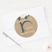 Persoonlijk bloemstuk 10e huwelijksverjaardag ronde sticker (Envelop)