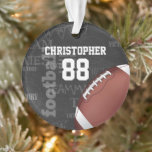 Persoonlijk Chalkboard Amerikaans Football Ornament<br><div class="desc">Een modern Amerikaans raster van football met een football op een tekenbordtypografische achtergrond met een football-terminologie op de achtergrond. Het ontwerp kenmerkt klantgerichte teksten voor de naam en het aantal van de speler van het football of de netwerkijzerventilator. Dit ontwerp is gedeeltelijk gemaakt met grafische kaarten die in licentie zijn...</div>