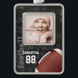 Persoonlijk Chalkboard Amerikaans Football Verzilverd Omlijst Ornament<br><div class="desc">Een modern Amerikaans raster van football met een football op een tekenbordtypografische achtergrond met een football-terminologie op de achtergrond. Het ontwerp kenmerkt klantgerichte teksten voor de naam en het aantal van de speler van het football of de netwerkijzerventilator. Dit ontwerp is gedeeltelijk gemaakt met grafische kaarten die in licentie zijn...</div>