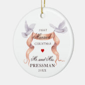 Persoonlijk Eerste Kerstfeest Getrouwd paar Doves Keramisch Ornament (Links)
