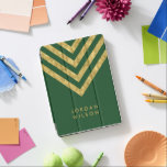 Persoonlijk Elegant Green Faux Gold Chevron iPad Pro Cover<br><div class="desc">Elegant groene iPad pro cover met faux goudchevron patroon dat je kunt personaliseren met jouw naam. Geweldig als cadeautjes voor familie en vrienden of voor jezelf. Pas het aan door de placeholder tekst te vervangen. Klik op de knop "Aanpassen" voor meer opties zoals het wijzigen van het lettertype en de...</div>