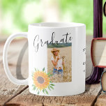 Persoonlijk foto-Afstuderen Koffiemok<br><div class="desc">Deze florale Afstuderen Keepomwille Mok is versierd met zonnebloemen en bladeren. Vervang de foto en pas het aan met jouw naam, school, en jaar. Om verder uit te geven gebruik het Hulpmiddel van het Ontwerp om de doopvont, de doopvontgrootte, of de kleur te veranderen. Omdat wij ons kunstwerk creëer, zult...</div>