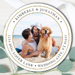 Persoonlijk foto Gold Wedding Return-adres Ronde Sticker<br><div class="desc">Voeg de afsluitende aanraking aan uw trouwuitnodigingen met deze douanefoto, en gepersonaliseerde adresetiketten toe. Pas met uw favoriete foto, namen, en adres aan. Deze eenvoudige adresetiketten kunnen bij alle gelegenheden worden gebruikt. COPYRIGHT © 2020 Judy Burrows, Black Dog Art - Alle rechten voorbehouden. Aangepaste persoonlijke foto Gold Wedding Return-adres Klassieke...</div>