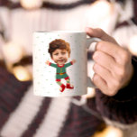 Persoonlijk fotogezicht Funny Kerstmis Elf Kind Koffiemok<br><div class="desc">Vervang het gezicht van deze elf met uw favoriete foto (zorg ervoor om zoveel mogelijk aan het gezicht te bebouwen en gebruik een app om de achtergrond te verwijderen) en personaliseer deze grappige koffie-mok van de Kerstdag met uw kind, echtgenoot of vriend erop! Ook een leuke en unieke verrassing voor...</div>